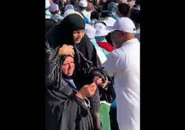 معتمرة تحمل والدتها فوق كتفها في المسجد النبوي