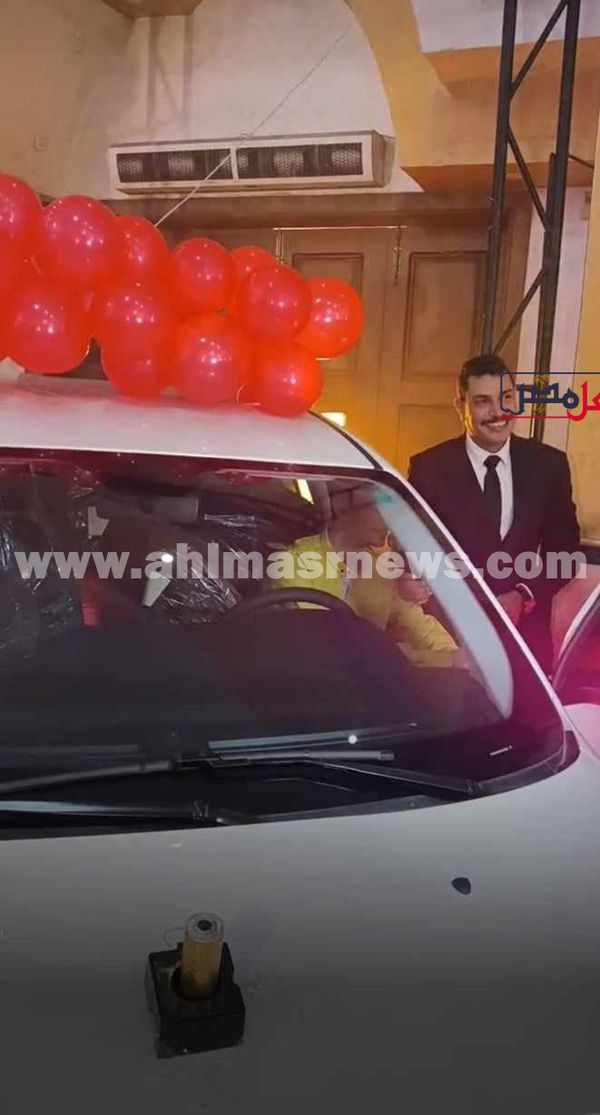 معلم يهدي أول الجمهورية بالثانوية العامة سيارة بمليون جنيه 