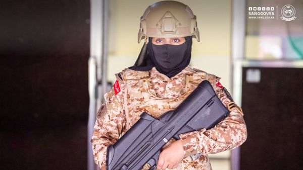مقاتلة من العنصر النسائي في السعودية