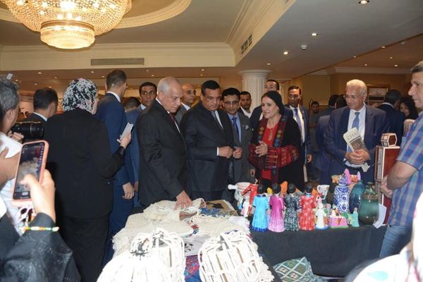وزير التنمية المحلية ومحافظ الجيزة يفتتحان معرض الحرف التراثية والمنتجات اليدوية 
