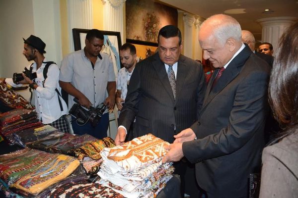 وزير التنمية المحلية ومحافظ الجيزة يفتتحان معرض الحرف التراثية والمنتجات اليدوية 