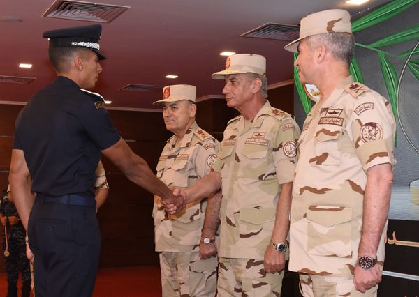 وزير الدفاع والإنتاج الحربى يلتقى بعدد من قادة القوات المسلحة