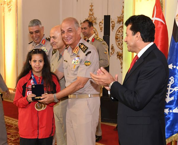 وزير الدفاع يكرم أبطال القوات المسلحة وأبطال الفروسية والإتحاد المصرى للإعاقات الذهنية 