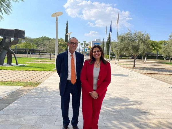 وزيرة الهجرة مع المفوض الرئاسي القبرصي الجديد للشؤون الإنسانية والمغتربين