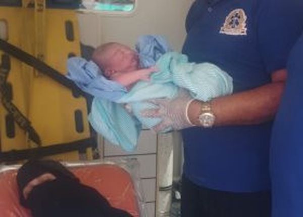 ولادة طفل داخل سيارة إسعاف 