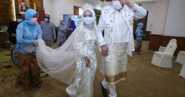 أندونيسي يتزوج عروس ابنه لسبب غريب