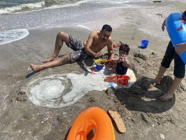 الاطفال يحفرون الرمال على ساطىء بورسعيد 