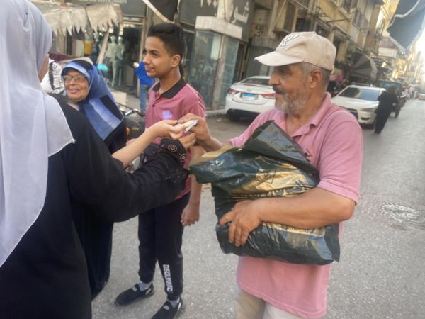 توزيع حلوى المولد بشوارع بورسعيد 