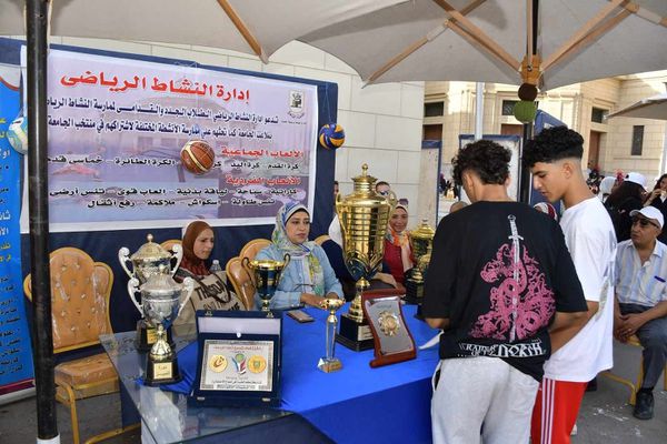 جامعة القاهرة تتزين بالأعلام مع بدء العام الدراسي الجديد