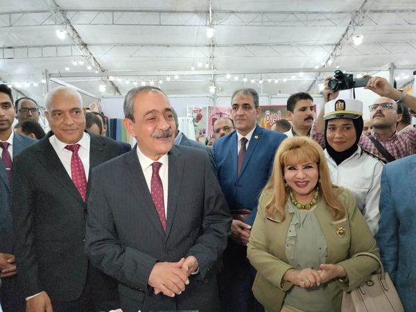 محافظ الإسماعيلية يفتتح معرض أهلا مدارس 