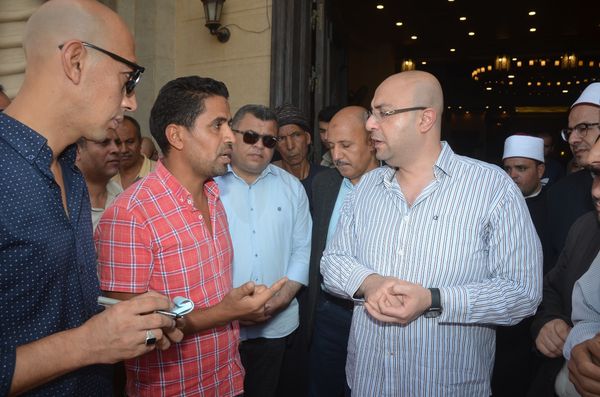 محافظ بنى سويف يلتقى بعض المواطنين عقب صلاة الجمعة بمسجد الرضا 