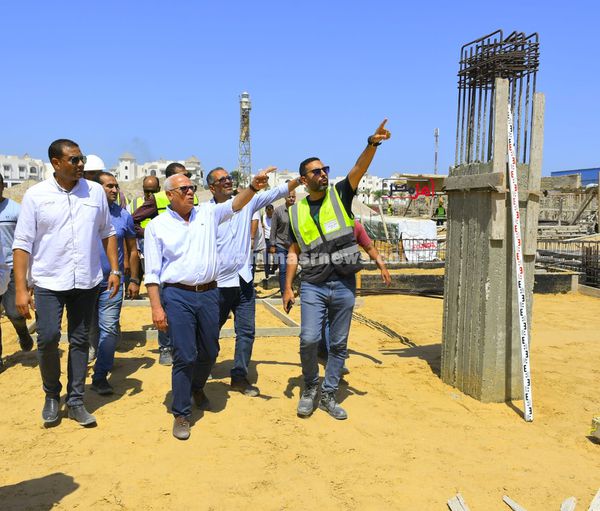 محافظ بورسعيد ورئيس المصرى يتابعان سير العمل بمشروع ستاد النادي المصري الجديد. 