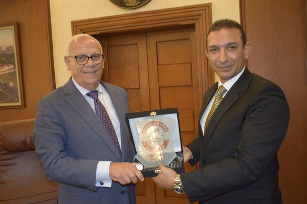 محافظ بورسعيد يلتقي وفد المبادرة الوطنية لتطوير الصناعة المصرية