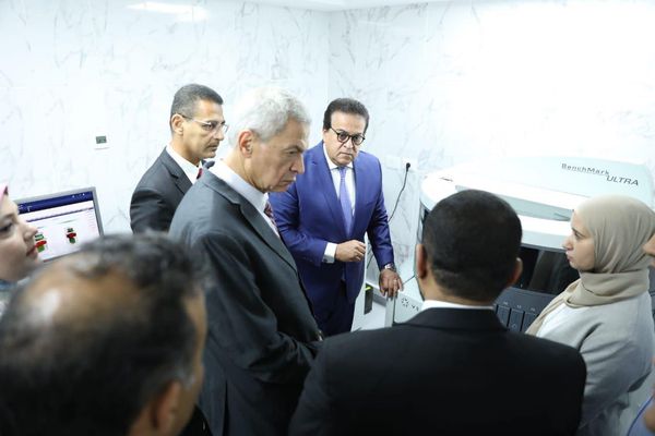 وزير الصحة يفتتح أول معمل متكامل للتحاليل الباثولوجية