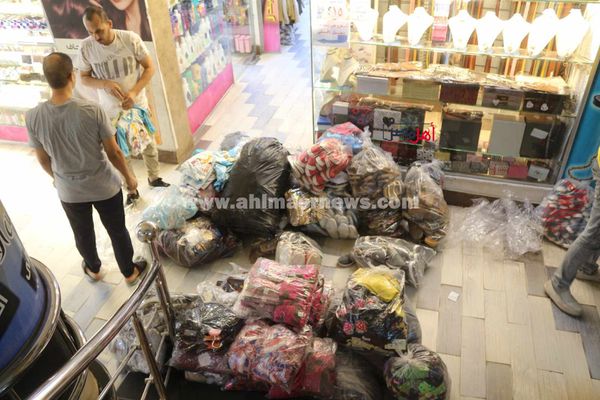 أسرة فيومية تتبرع ب 12طن ملابس وبطاطين لقطاع غزة 