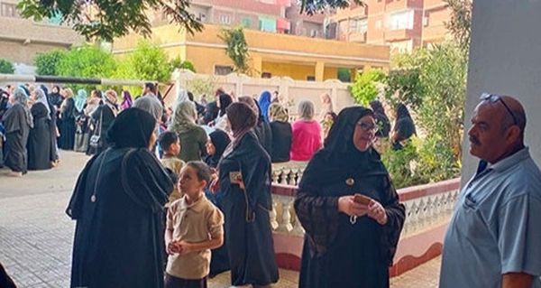 ازدحام أولياء الأمور أمام المدارس بالفيوم