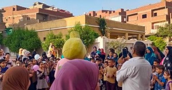 ازدحام أولياء الأمور أمام المدارس بالفيوم