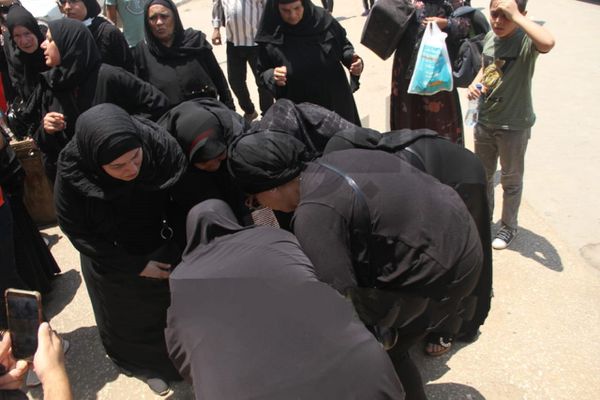 اغماء زوجة الفنان محمد البطاوي أثناء تشيع جنازتة 