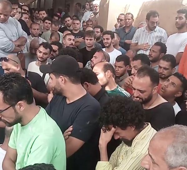 اغماء زوجة الفنان محمد البطاوي أثناء تشيع جنازتة 