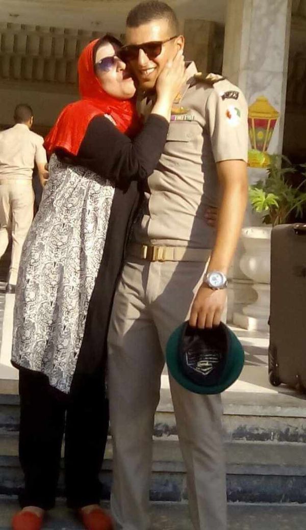 الام مع نجلها الشهيد عمرو بعد تخرجه من الفنية العسكرية 