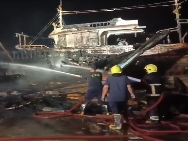 السيطرة على حريق بميناء الصيد في بورسعيد 