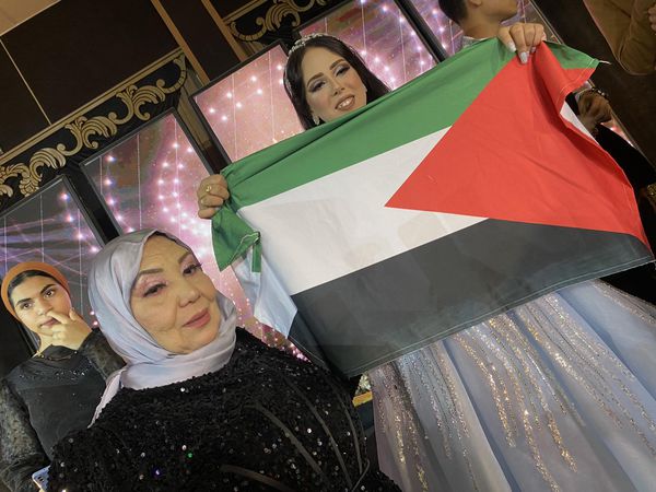 العروس تتزين بعلم فلسطين ببورسعيد 