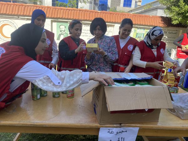 الهلال الأحمر المصرى ببورسعيد يتبرع بمساعدات عينية للفلسطينيين 