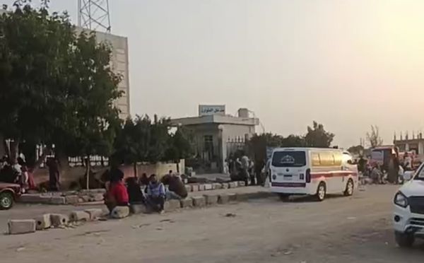 اهالي ضحايا الطريق الصحراوي ينتظرون امام المستشفيات 