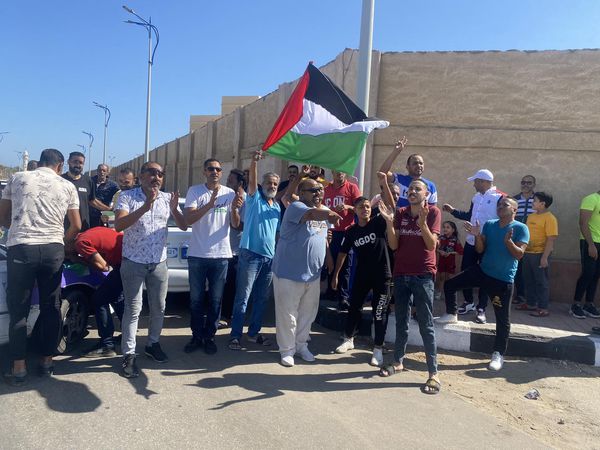 بأعلام فلسطين .. مسيرة لسائقي سيارات الاجرة تضامنا مع الشعب الفلسطيني