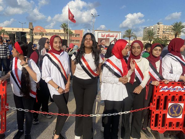 بالأعلام المصرية.. طلاب بورسعيد يحتفلون بذكرى انتصارات أكتوبر في ميدان الشهداء