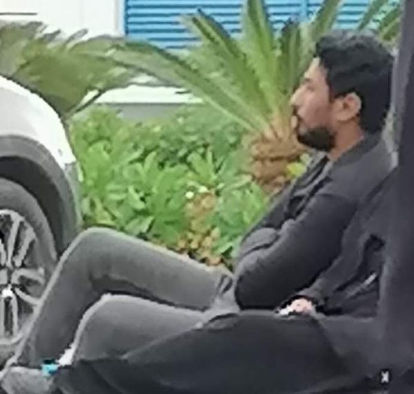 خالد خطيب فريده يجلس امام المشرحة فى حالة من الذهول