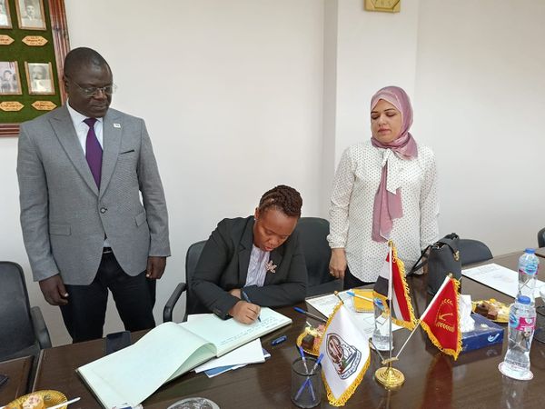 رئيس الغرفة التجارية ببورسعيد يناقش فرص الاستثمار المتاحة مع وفد سفارة كينيا