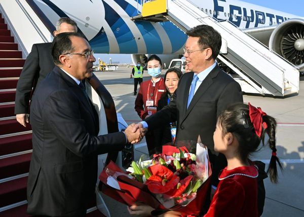رئيس الوزراء يصل العاصمة الصينية 
