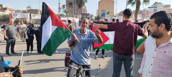 رجل يسافر بالعجلة من التل الكبير لميدان الممر  