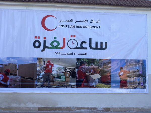 ساعة لغزة ...الهلال الأحمر المصرى ببورسعيد يتبرع بمساعدات عينية للفلسطينيين 