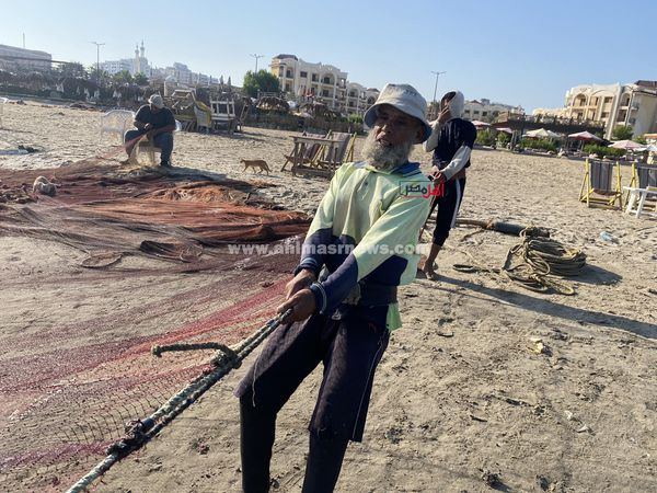 صيد الأسماك على شاطىء بورسعيد 