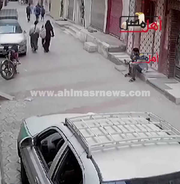 طفل يقود تاكسي والده ويصطدم بالطالبات بالفيوم