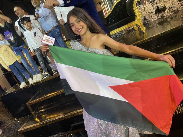 طفلة مع علم فلسطين بقاعة الافراح