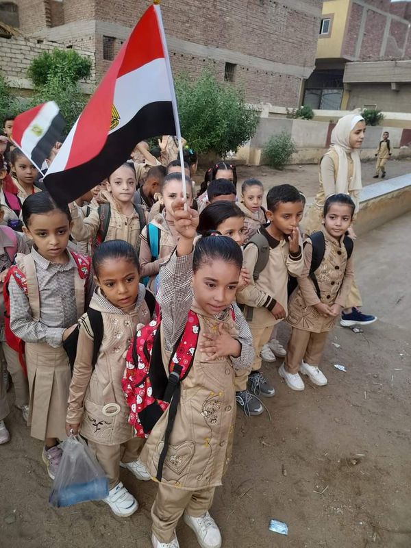 طلاب ميانة الابتدائية بإهناسيا يرفعوا أعلام مصر احتفالا بانتصارات أكتوبر 