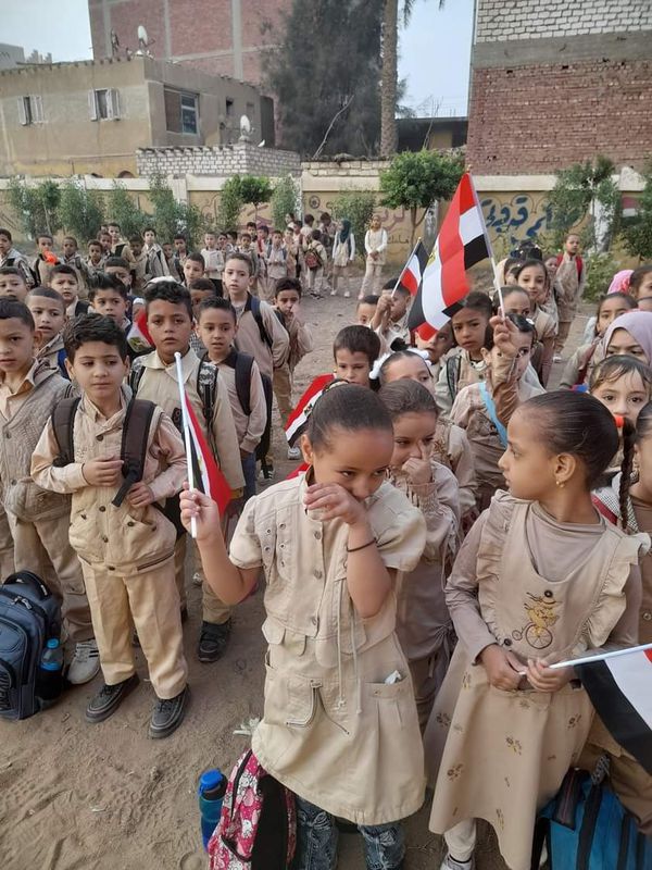 طلاب ميانة الابتدائية بإهناسيا يرفعوا أعلام مصر احتفالا بانتصارات أكتوبر 
