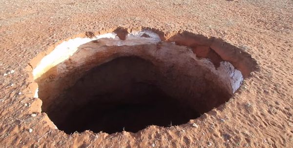 ظهور حفرة مُخيفة في المغرب بعد الزلزال المدمر