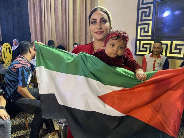 علم فلسطين داخل قاعة للأفراح ببورسعيد 