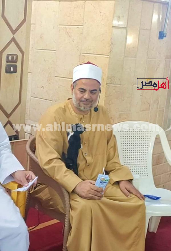 قطة تُداعب إمام مسجد بالمنوفية