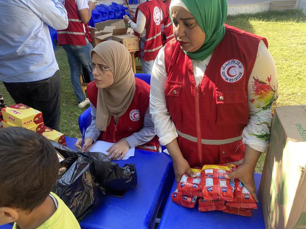 متطوعوا جمعية الهلال الأحمر تتبرع بمساعدات عينية للفلسطينيين 