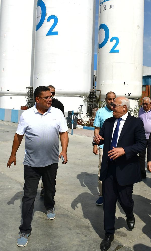 محافظ بورسعيد يتابع سير الأعمال الإنشائية داخل مصنع إنتاج الغازات بجنوب  المحافظة 