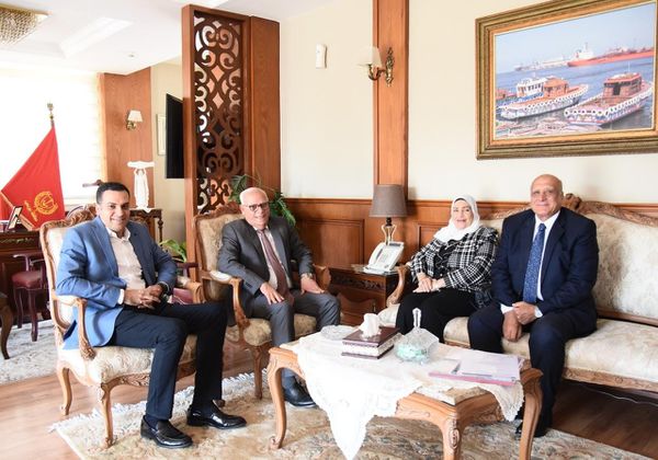 محافظ بورسعيد يستقبل رئيس الشركة القابضة للسياحة والفنادق. 