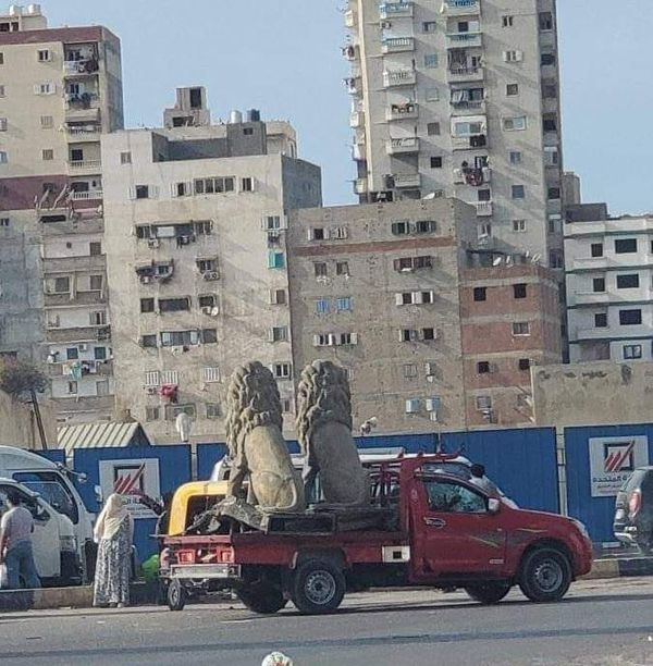 نقل تمثالين أسدين يثير الجدل بالإسكندرية