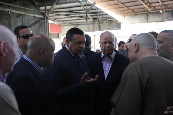 وزير التنمية المحلية ومحافظ القاهرة يتفقدان سوق العبور