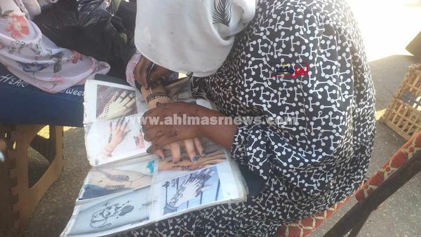 آيات، سودانية ترسم الحنة في مولد إبراهيم الدسوقي 