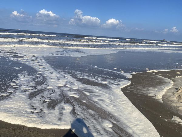 ارتفاع الامواج و ظهور زبد البحر 